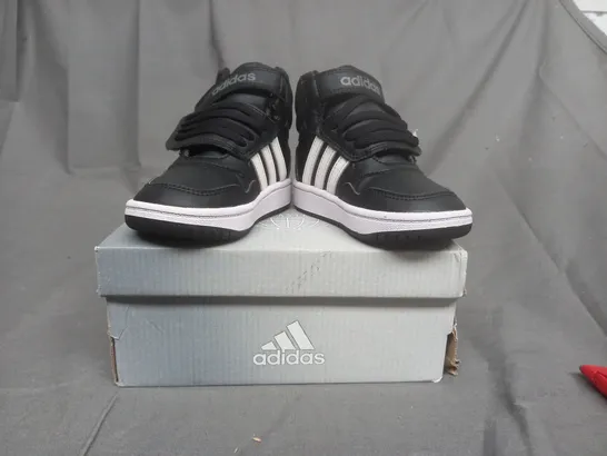 BOXED PAIR OF ADIDAS KIDS SHOES IN BLACK UK SIZE 5.5
