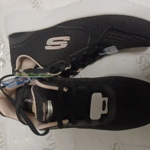 LITE WEIGHT SKETCHERS SIZE 5.5