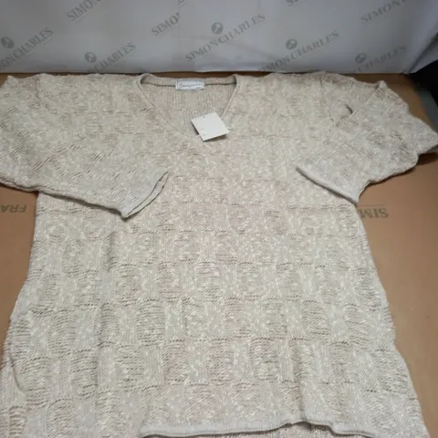 LOT OF APPROXIATELY 20 AS NEW TEXTURED KNIT V-NECK JUMPERS IN NATURAL - SIZE UNSPECIFED