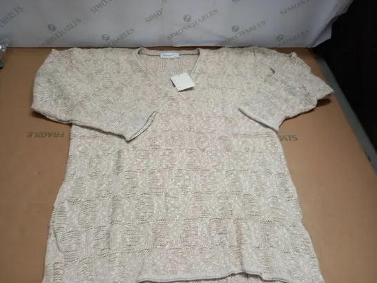 LOT OF APPROXIATELY 20 AS NEW TEXTURED KNIT V-NECK JUMPERS IN NATURAL - SIZE UNSPECIFED