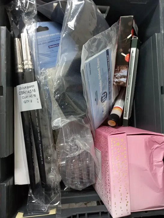 BOX OF APPROXIMATELY 15 ASSORTED ITEMS TO INCLUDE - CUP, FANER CASTELL PENCILS, LEVER BUCKLE ETC