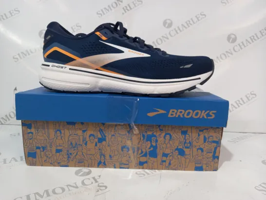 BOXED PAIR OF BROOKS GHOST TRAINERS IN NAVY/ORANGE/WHITE UK SIZE 8