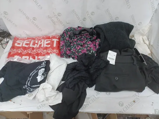 LARGE BOX OF ASSORTED CLOTHING PIECES TO INCLUDE PANTS, JUMPERS, AND JEANS ETC 