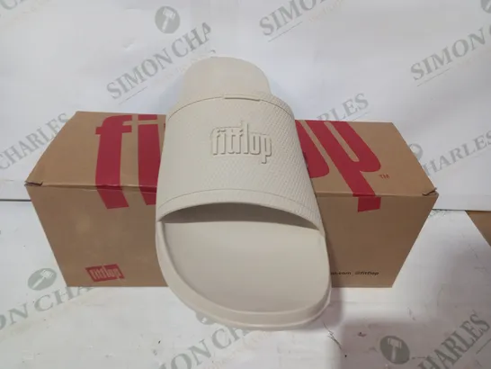 BOXED PAIR OF FITFLOP IQUSHION SLIDERS IN CREAM UK SIZE 8