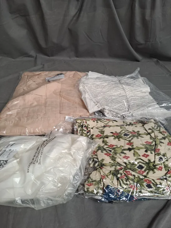 BOX OF APPROXIMATELY 20 ASSORTED CLOTHING AND FASHION ITEMS IN VARIOUS STYLES AND SIZES TO INCLUDE TOPS , DRESSES , JEANS , ETC