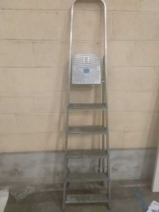 MAC ALLISTER 6.9KG 6-STEP STEPLADDER 