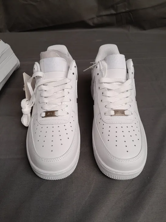 BOXED PAIR OF NIKE AIR FORCE 1 '07 WHITE TRAINERS SIZE UK 7