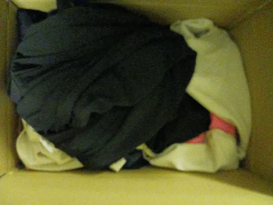 BOX OF APPROXIMATELY 10 ASSORTED CLOTHING AND FASHION ITEMS IN VARIOUS STYLES, SIZES, AND COLOURS / COLLECTION ONLY 