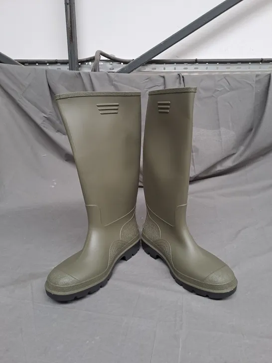 PAIR OF DUNLOP WATERPROOF BOOTS IN DARK OLIVE SIZE 5