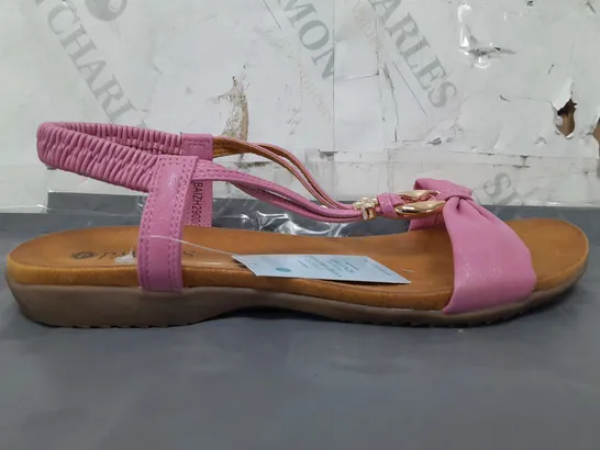 BOXED PAIR OF PAVERS OPEN TOE LOW WEDGE SANDALS IN PINK SIZE 7