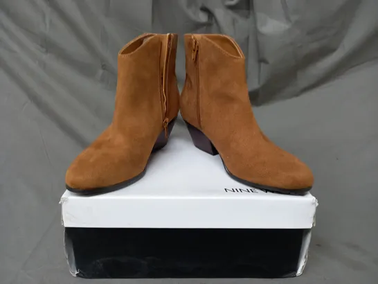 BOXED PAIR OF NINE WEST TRISTIN SUEDETTE ANKLE BOOTS IN BROWN SIZE 5