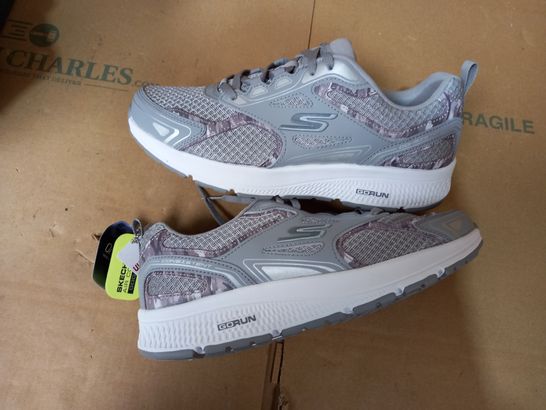 PAIR OF MSTRIKE SKECHERS GO-RUN L.A.