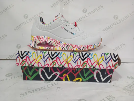 BOXED PAIR OF SKECHERS LOS ANGELES SHOES IN WHITE/MULTICOLOUR UK SIZE 5