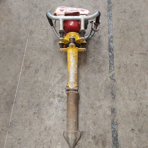 ROBEL 62.05 2 STROKE VERTICAL TAMPER - RAILWAY MAINTENANCE TOOL