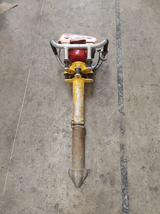 ROBEL 62.05 2 STROKE VERTICAL TAMPER - RAILWAY MAINTENANCE TOOL