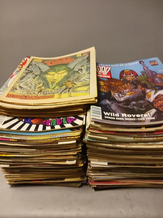 LARGE QUANTITY OF ASSORTED 2000 AD COMIC BOOKS 