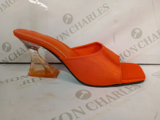 PAIR OF DESIGNER OPEN TOE BLOCK HEELS IN ORANGE EU SIZE 42