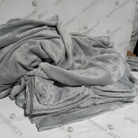 COZEE HOME CRUSHED VELVET AND VELVETSOFT 4 PIECE DUVET SET IN GREY - KING SIZE