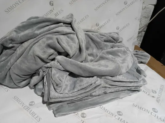 COZEE HOME CRUSHED VELVET AND VELVETSOFT 4 PIECE DUVET SET IN GREY - KING SIZE