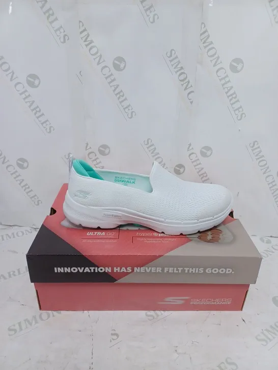 BOXED SKETCHERS GO WALK SHOES IN WHITE SIZE 6