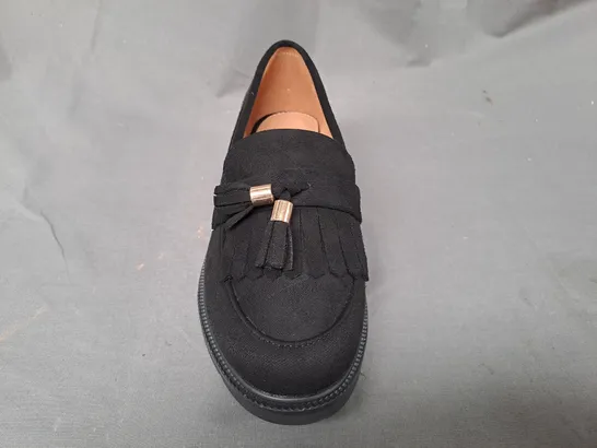 BOXED PAIR OF DESIGNER LOAFERS IN BLACK EU SIZE 39