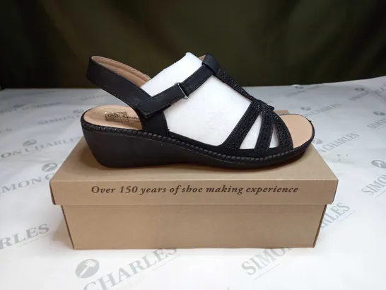 BOXED CUSHION WALK DIAMANTE TRIM SANDALS SIZE 7