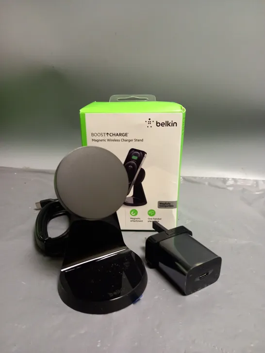 BOXED BELKIN BOOST CHARGE MAGNETIC WIRELESS CHARGER STAND 