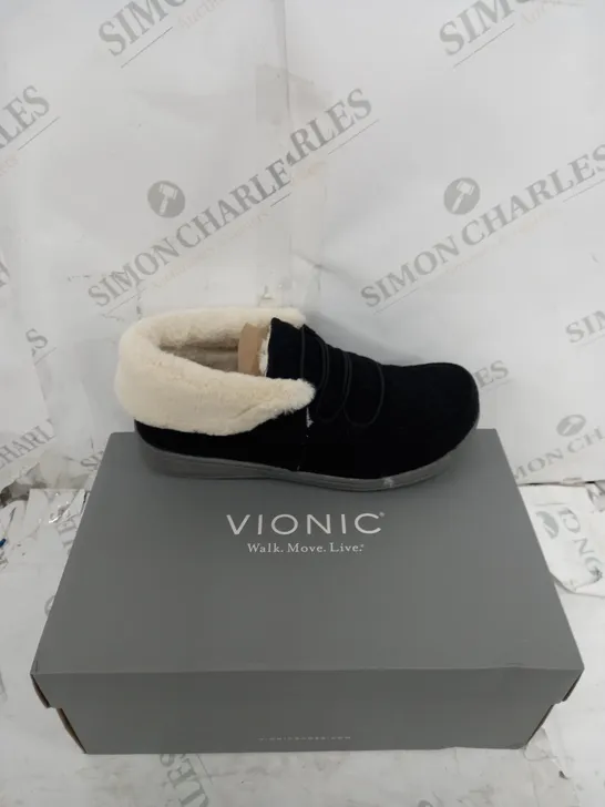 BOXED VIONIC BELIEVE SLIPPERS IN BLACK SIZE 5