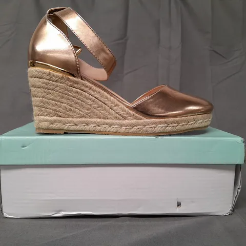 BOXED PAIR OF AJVANI COLLECTION CLOSED TOE WEDGE SHOES IN METALLIC ROSE GOLD UK SIZE 6