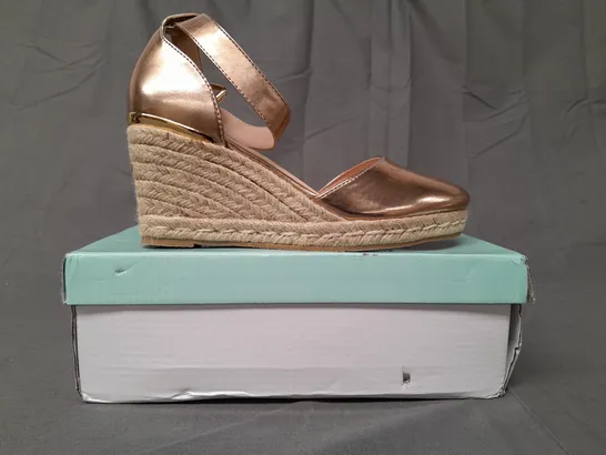 BOXED PAIR OF AJVANI COLLECTION CLOSED TOE WEDGE SHOES IN METALLIC ROSE GOLD UK SIZE 6