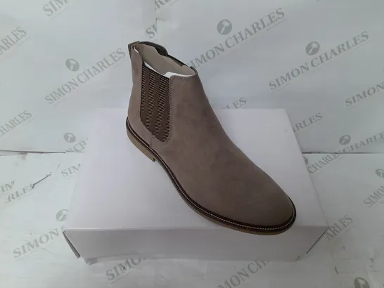 FIND MENS MARSH MICROSUEDE ANKLE BOOT IN TAUPE SIZE 10