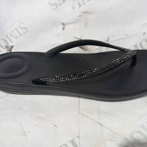 BOXED PAIR OF FITFLOP IQUSHION SPARKLE FLIP FLOPS IN BLACK UK SIZE 6