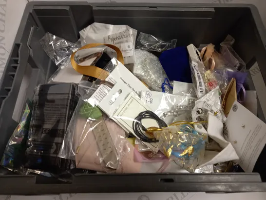 BOX OF APPROX 20 ASSORTED COSTUME JEWELLERY ITEMS INCLUDING NECKLACES, BRACELETS AND WATCH STRAPS