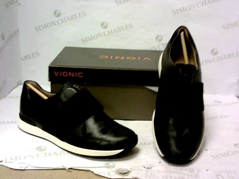 BOXED PAIR OF VIONIC SHOES SIZE 6 