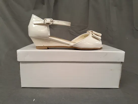 BOXED PAIR OF SPOT ON PEEP TOE PARTY SHOES IN WHITE W. GLITTER EFFECT EU SIZE 28