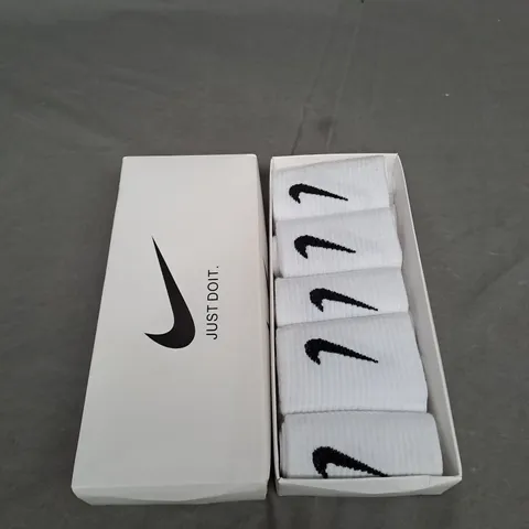 BOXED NIKE CREW SOCKS IN WHITE - X5