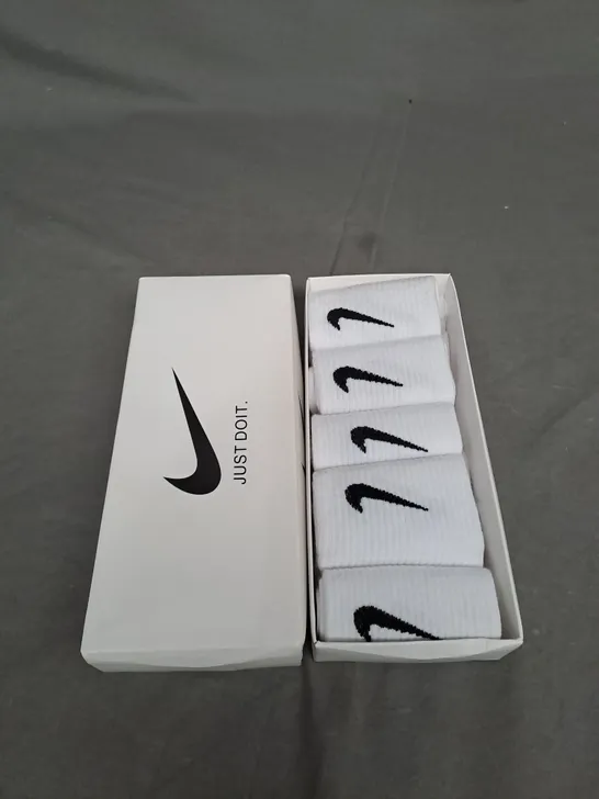 BOXED NIKE CREW SOCKS IN WHITE - X5