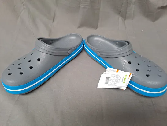 PAIR OF CROCS CROCBAND CLOGS IN GREY/BLUE/WHITE UK SIZE M11/W12