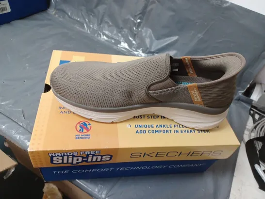 BOXED PAIR OF SKECHERS D'LUX WALKER SLIP-INS - LIGHT BROWN - SIZE 9 UK