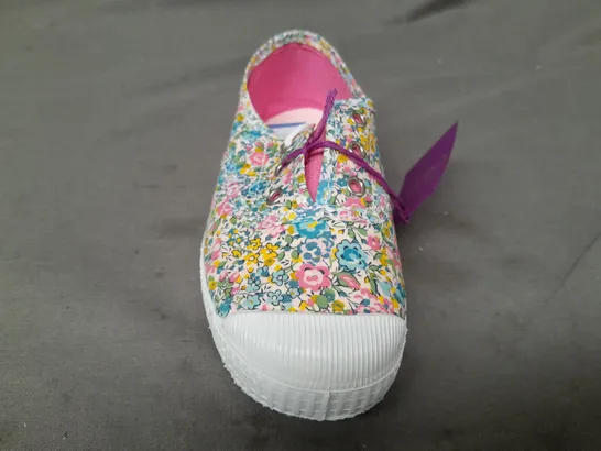 BOXED PAIR OF HAMPTON CANVAS KIDS SHOES IN MULTICOLOUR EU SIZE 30