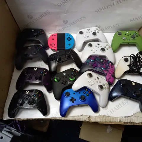 LOT OF APPROXIMATELY 15 ASSORTED GAME CONSOLE CONTROLLERS TO INCLUDE GIOTECK NINTENDO SWITCH CONTROLLER, POWERA XBOX CONTROLLER, POWERA WIRED XBOX CONTROLLER ETC