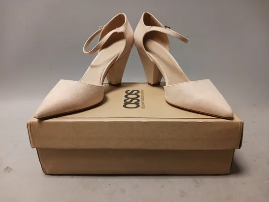 BOXED PAIR OF ASOS POINTED TOE HEELED SHOES IN BEIGE SIZE 6