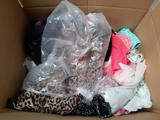 BOX OF APPROXIMATELY 15 ASSORTED ITEMS TO INCLUDE - DRESSES , JUMPERS , AND  T-SHIRTS ETC