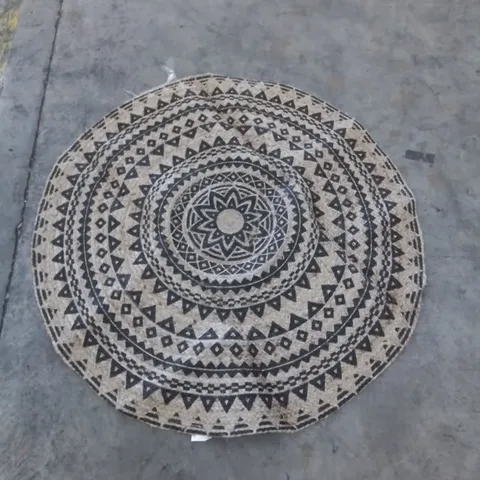 GUO HANDMADE FLATWEAVE RUG // DIAMETER: 120CM 