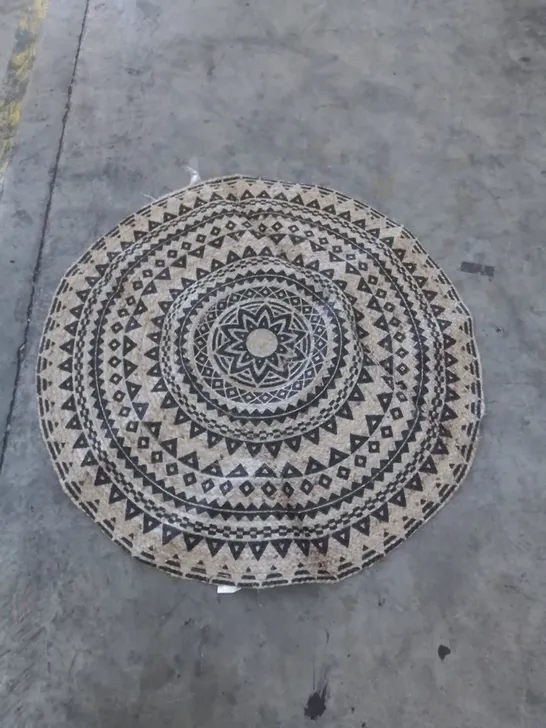 GUO HANDMADE FLATWEAVE RUG // DIAMETER: 120CM 