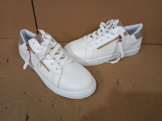 BOXED PAIR OF DESIGNER SHOES IN WHITE/SPARKLE EFFECT EU SIZE 40