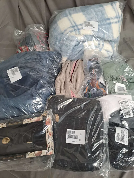 BOX OF APPROX 20 ASSORTED CLOTHING ITEMS TO INCLUDE - BAG, JUMPER, SOCKS ETC