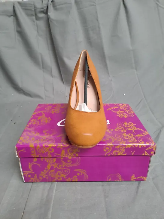 BOXED LOT OF APPROX. 10 PAIRS OF CIARA'S LADIES SHOES. VARIOUS SIZES