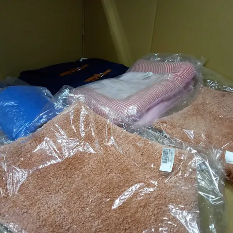 LARGE BOX OF APPROXIMATELY 20 ASSORTED HOUSEHOLD ITEMS TO INCLUDE: BABY CHANGING MAT, BATH MATS, TARP