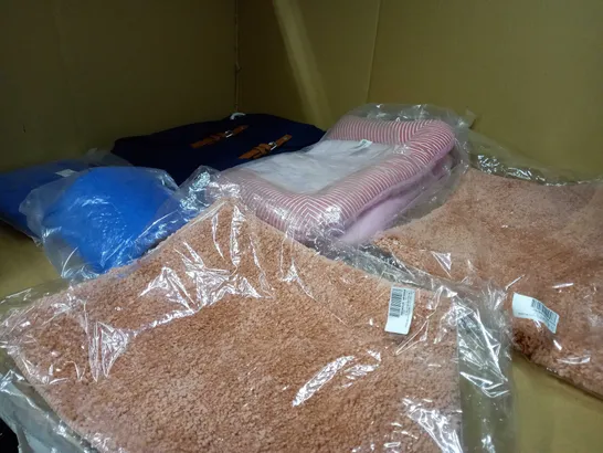 LARGE BOX OF APPROXIMATELY 20 ASSORTED HOUSEHOLD ITEMS TO INCLUDE: BABY CHANGING MAT, BATH MATS, TARP